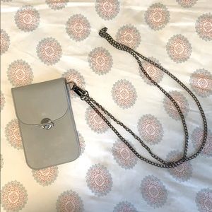 Colorado touch screen crossbody with silver chain